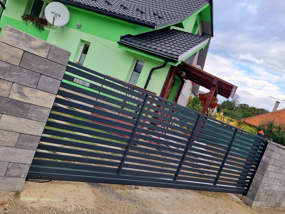 Plot - oplotenie na kľúč | Hôrka - okr. POPRAD | privátna realizácia Zameranie, poradenstvo, tvorba technickej dokumentácie, výkopové práce, betonáž, murárske práce, osádzanie oplotenia, 1ks bránička, 1ks posuvná samonosná brána, 2ks plotových modulov...